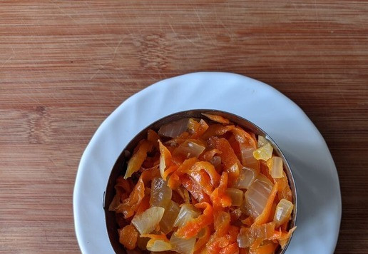 1. Этап. Салат Воевода с тунцом и редькой: Кладём сверху тунца, слой обжаренной моркови с луком. Этот слой не смазываем майонезом, он и так в масле.