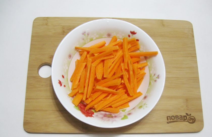 1. Этап. Туркменский плов: Морковь нарежьте соломкой.