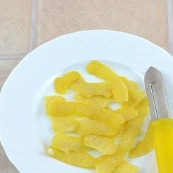 1. Этап. Морс из черной смородины: С лимона аккуратненько снимаем цедру. Из лимона выжимаем сок.