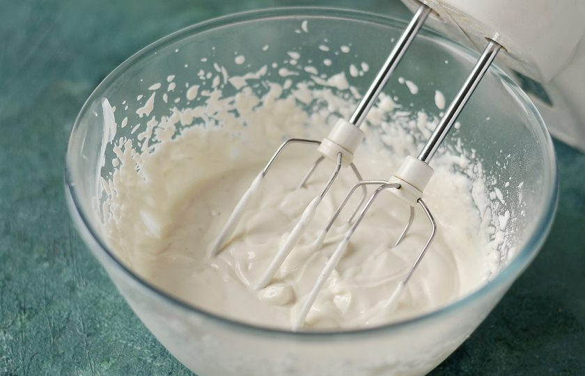 1. Этап. Постный медовик: Для крема взбейте миксером соевую сметану, сахарную пудру и щепотку ванилина.