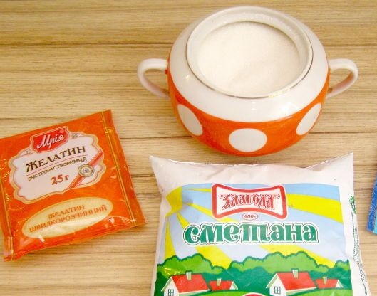 1. Этап. Десерт из сметаны с желатином: 1. Этот легкий десерт готовится приблизительно за 2 часа (пока полностью застынет). Я предлагаю классический вариант желе из сметаны, но вы можете дополнить лакомство фруктами или сезонными ягодами.