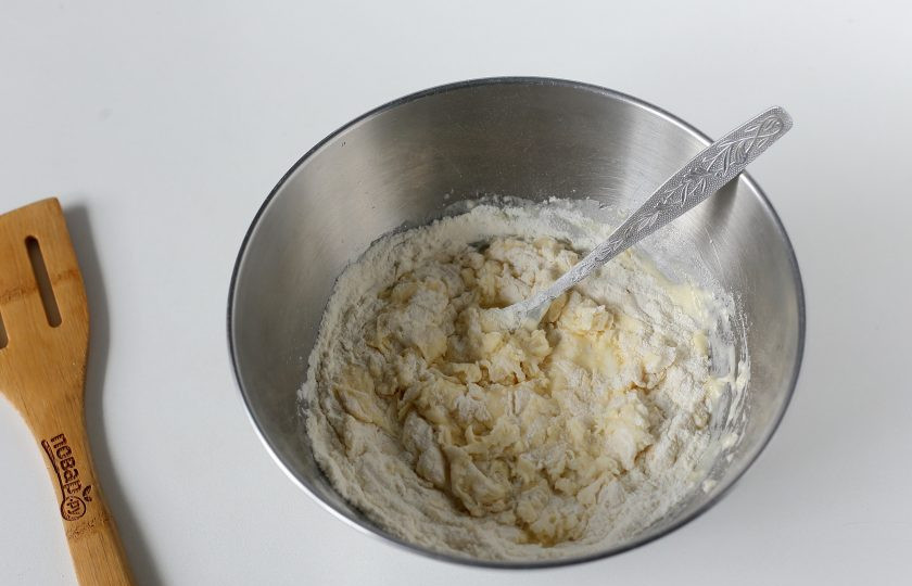 1. Этап. Диетические манты: Частями добавьте муку.