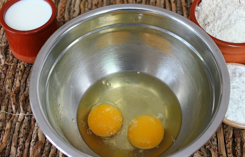 1. Этап. Блины скородумки: В миску вбиваем яйца и добавляем соль. Взбиваем венчиком.