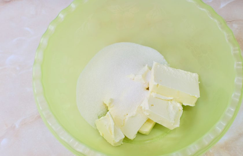 1. Этап. Венский пирог с вареньем: В чашу нарежьте мягкое масло и насыпьте сахар. Разотрите масло с сахаром.