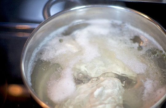 1. Этап. Куриный салат с грибами: 1. Доведите до кипения воду в большой кастрюле, подсолите её немного. Опустите в кастрюлю вымытое куриное филе, варите его на среднем огне до готовности.