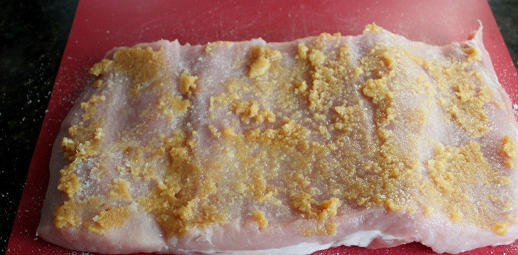 1. Этап. Жаркое по-французски: 5. Посыпьте мясо солью, сахаром и распределите по всей поверхности чеснок с маслом.