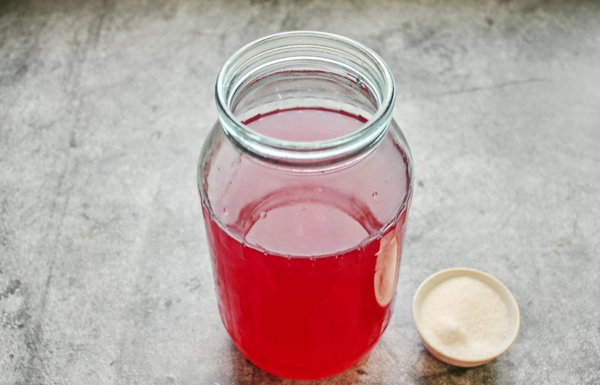 1. Этап. Виноградный уксус: Процедите жидкость через марлю в несколько слоев и перелейте в чистую банку. Жмых выбросьте, он больше не понадобится. Всыпьте оставшийся сахар и перемешайте до растворения.