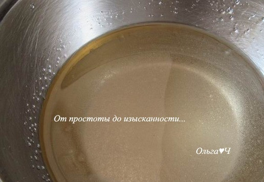 1. Этап. Кокосовый торт с ягодами: В отдельной чаше смешайте воду, оставшийся сахар, растительное масло и сок лимона.