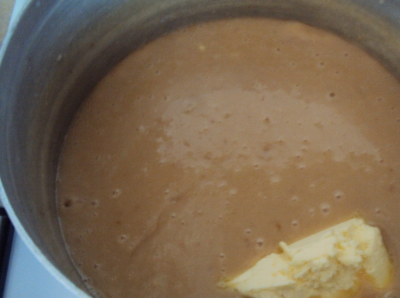 1. Этап. Крем со сгущенкой: 3. В конце добавляем сливочное масло и снимаем с огня. Ждем, пока масло полностью растворится, но не закипает в общей массе.