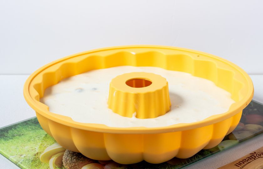 1. Этап. Шарлотка с виноградом: Выложите тесто в форму для выпечки. Силиконовую форму я не смазываю. Все остальные лучше смазать растительным маслом и на дно немного присыпать манки. Выпекайте шарлотку 30-35 минут при температуре 180 градусов.