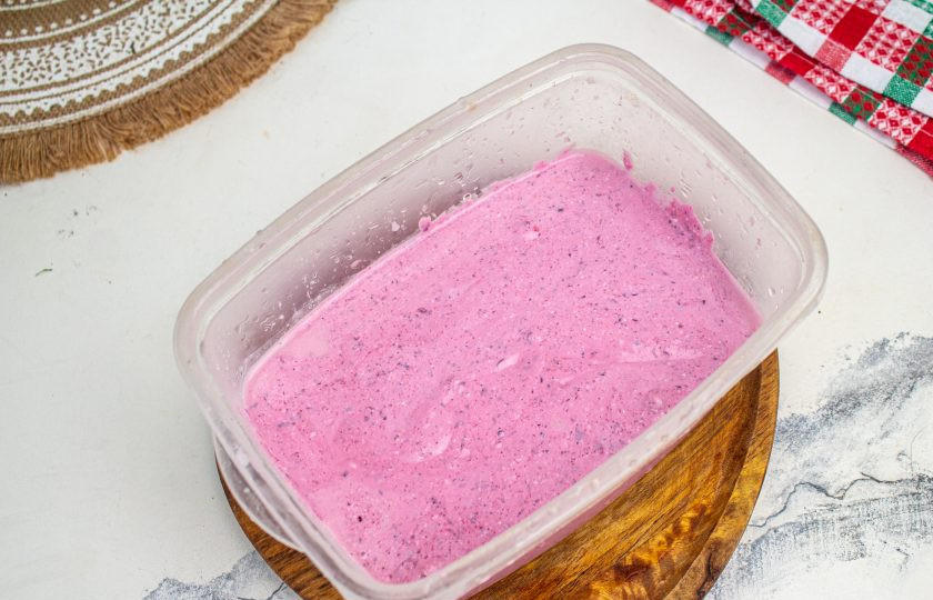 1. Этап. Худеющее мороженое: Переложите ягодно-творожную массу в контейнер. Уберите в морозильную камеру часа на 2-3.