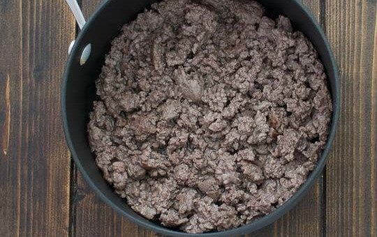 1. Этап. Итальянский ужин дома: Доведите большую кастрюлю слегка подсоленной воды до кипения. Добавьте макароны и варите в течение 10-12 минут или до состояния аль денте. Слейте воду и отложите пока пасту. В средней кастрюльке тушите говядину с оливковым маслом на среднем огне около 5 минут.