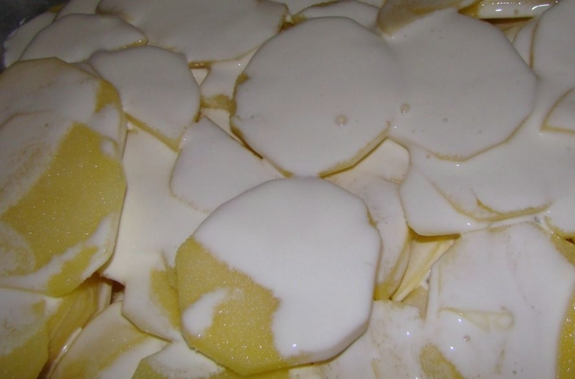 1. Этап. Картошка с грибами в мультиварке: Добавляем нарезанные картофель и паприку. Соль,перец,специи по вкусу. Заливаем все сливками и водой. Закрываем крышкой.