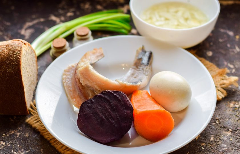 1. Этап. Бутерброды Сельдь под шубой: Подготовьте ингредиенты. Свеклу, морковь и яйца отварите заранее. Лук замаринуйте в уксусе и воде - в одинаковой пропорции.