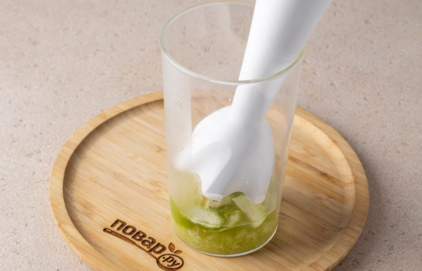 1. Этап. Бразильский лимонад: Переложите цедру и очищенные лаймы в стакан для блендера, влейте 100 мл. воды и измельчите.