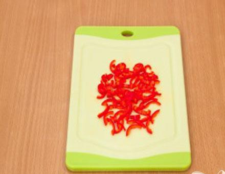 1. Этап. Цыпленок, запеченный под кремом из Филадельфии, тимьяна, перца и чеснока: 1. Очищаем от семян перец чили, мелко нарезаем.