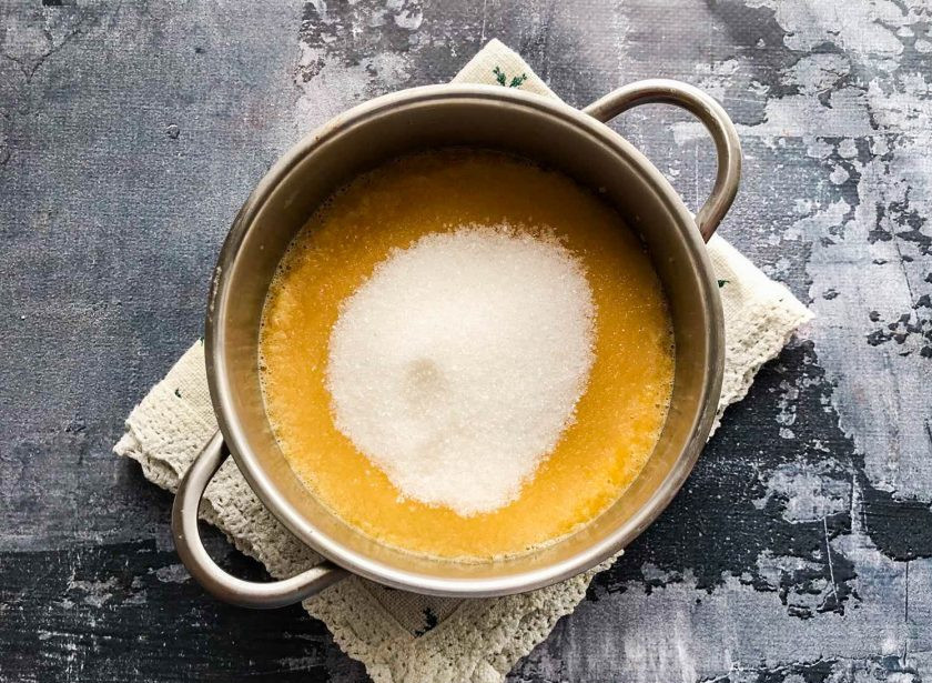 1. Этап. Варенье из бананов и апельсинов: Массу отправьте в кастрюлю, всыпьте к ней сахар и отправьте на огонь. Постоянно помешивая, доведите до кипения.