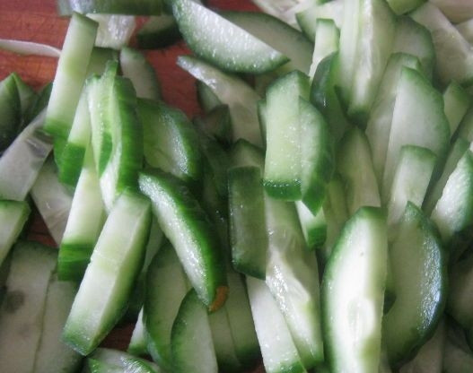 1. Этап. Куриный салат с черносливом: 5. Нарезаем огурцы соломкой и выкладываем их вторым слоем. Третий слой у нас будут яйца.