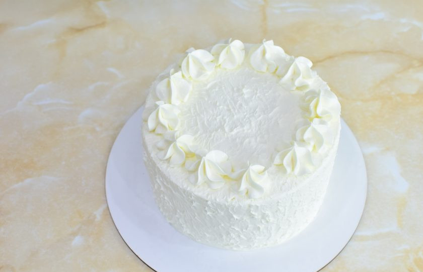 1. Этап. Клубнично-маковый торт: Для выравнивания и декора взбейте вторую часть крема и выровняйте торт. Украсьте его по своему вкусу.