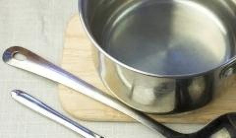 1. Этап. Яйца-пашот с тостами: Затем подготовим необходимые предметы для приготовления яиц-пашот. Это: кастрюля, столовый нож и металлический (обязательно металлический!) половник.