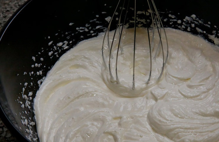 1. Этап. Торт для мужа: 17. Крем должен получиться воздушным. Еще один вариант крема, который можно использовать в этот простой рецепт торта для мужа – это сгущенка со сливочным маслом.