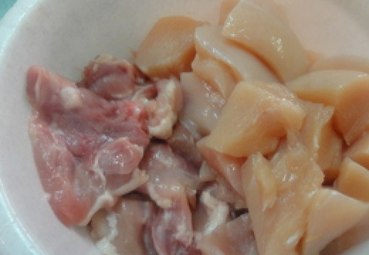 1. Этап. Куриные биточки: Готовим куриное филе. Его лучше брать и с грудки, и с бедер. В этом случае биточки получатся сочными.