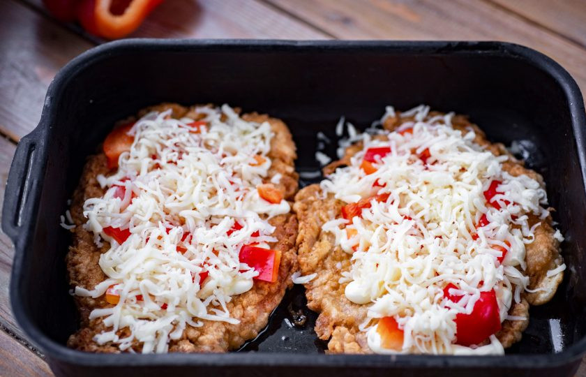 1. Этап. Отбивные с болгарским перцем: Присыпьте все тертым на крупную терку сыром. Форму с отбивными отправьте в уже разогретую до 180 градусов духовку на 15-20 минут.