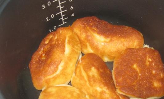 1. Этап. Расстегай в мультиварке: 2. Семгу режем маленькими кусочками и обжариваем на сковороде. Можно жарить как на оливковом масле или сливочном масле, так и на сухой сковороде. Специи - по вкусу. Лепим из теста кругляши, помещаем внутрь рыбу — защипываем края. В мультиварке при температуре 160 градусов выставим таймер на полчаса. Через 15 минут перевернем пирожки, чтобы были румяные с двух сторон.