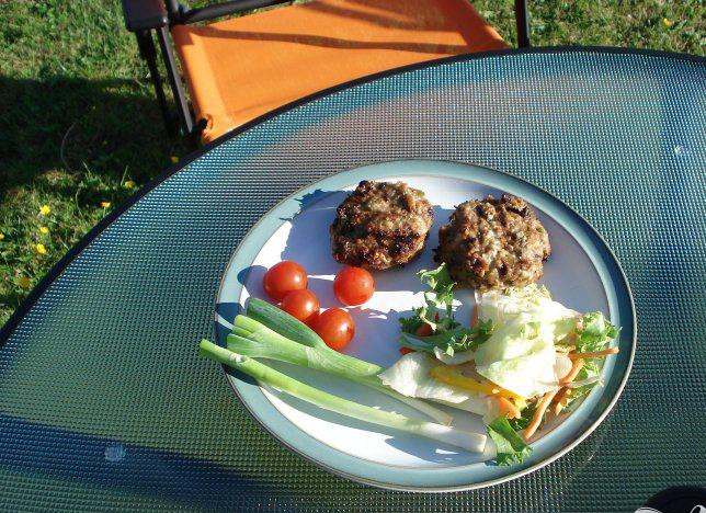 1. Этап. Баранина с фетой на мангале: 4. Подавать на стол немедленно. По желанию, можно подать котлеты в булочке для бургера, приправив кетчупом и горчицей или с салатом.