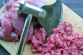 1. Этап. Люля-кебаб из баранины: Мелко рубим мясо топориком до консистенции фарша. Можно провернуть и на мясорубке, но мы делаем как на востоке.