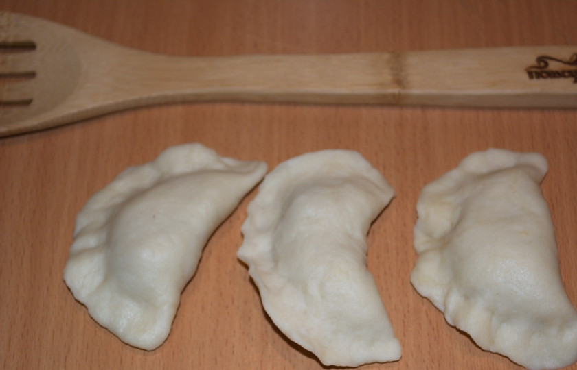 1. Этап. Вареники по-донскому: Так поступаем с тестом и фаршем. Формируем вареники.