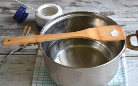 1. Этап. Заготовка березового сока: Затем добавляем лимонную кислоту, ставим кастрюлю на огонь. Доводим сок до легкого кипения, но не кипятим.