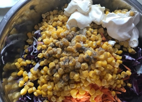 1. Этап. Салат Капустное удовольствие: 5. Посолите, поперчите салат. Добавьте сметану, майонез и уксус. Перемешайте.