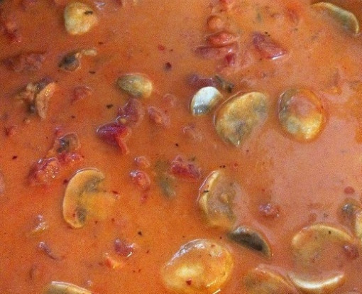 1. Этап. Ригатони с томатным соусом: 4. Потом добавьте водку и сливки, тушите соус до оранжевого цвета на среднем огне.