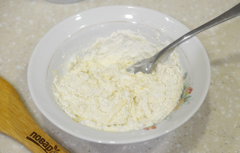 1. Этап. Сырные лепешки за 5 минут: 4. Затем всыпьте муку и хорошо перемешайте.