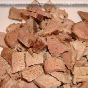 1. Этап. Китайский салат Шаньдун: 2. Мясо отварилось. Остудить его немного и нарезать небольшими кубиками.