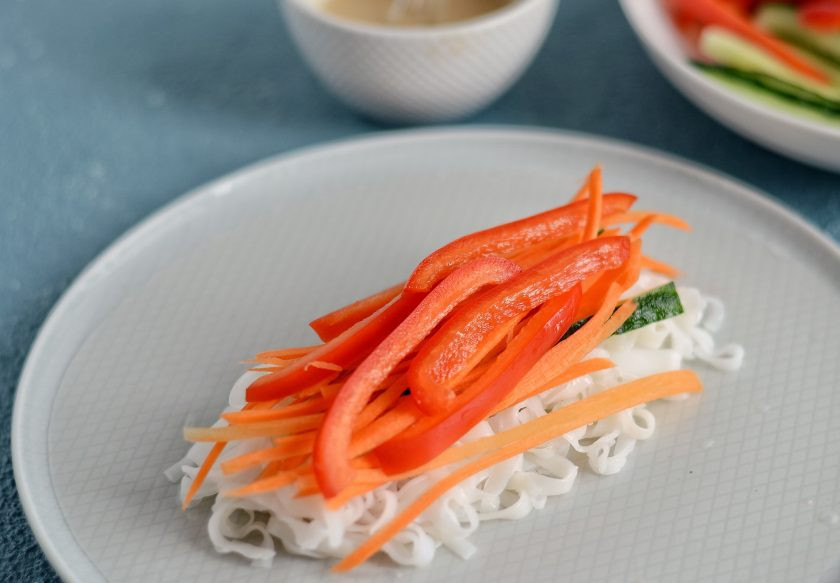 1. Этап. Тайские роллы: Сверху ломтики овощей.