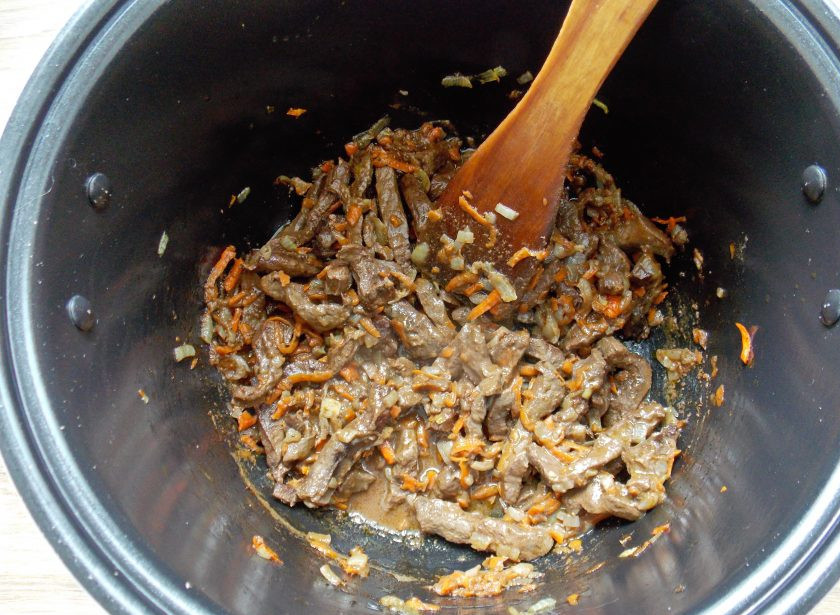 1. Этап. Говяжье сердце в мультиварке: Добавьте сердце в чашу к обжаренным овощам и продолжайте жарить все вместе в течение 8 минут.