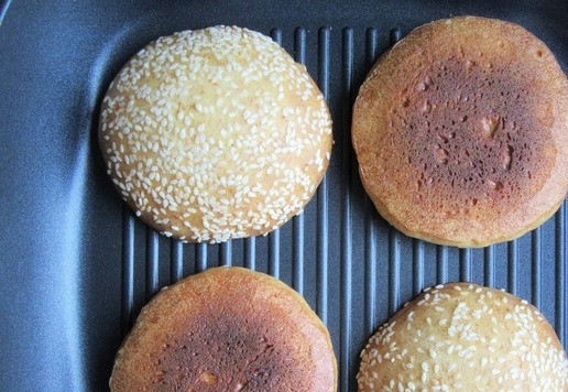 1. Этап. Чикенбургер с сыром и баклажанами: Остывшие булочки разрежьте вдоль пополам и подсушите на сковороде-гриль срезом вниз.