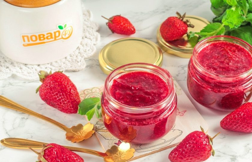 1. Этап. Джем из клубники в хлебопечке: Как только раздастся звуковой сигнал, ошпарьте банки и крышки кипятком. Выложите в них клубничный джем и закупорьте на зиму. Не забудьте оставить и себе на пробу!