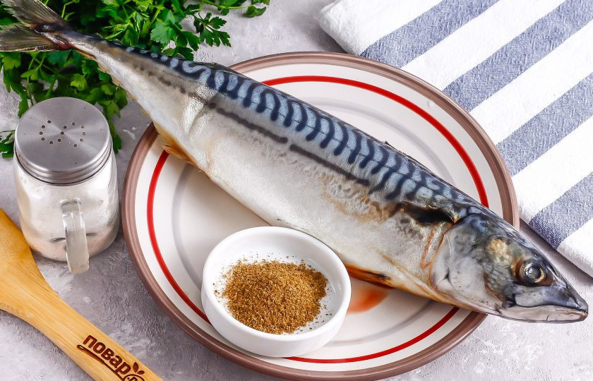 1. Этап. Засолка скумбрии в домашних условиях: Подготовьте указанные ингредиенты. Скумбрию промойте, разморозьте, если рыба приобреталась замороженной.