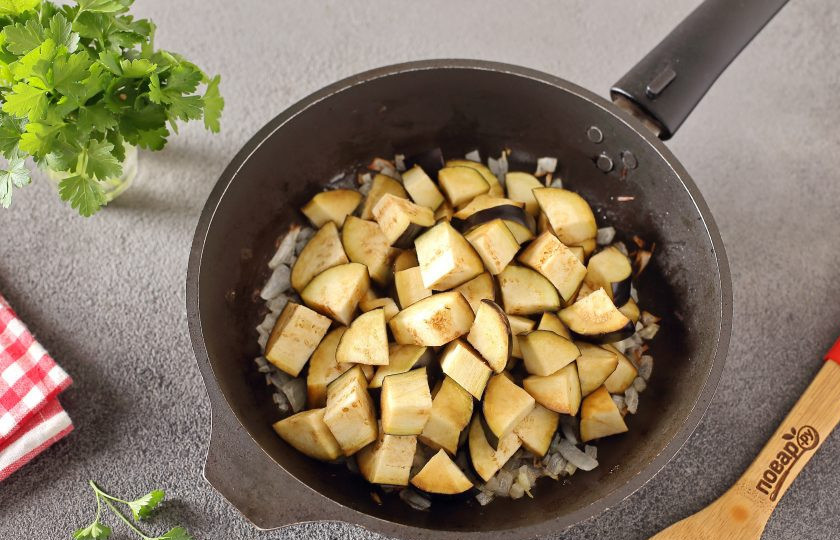 1. Этап. Салат с булгуром и баклажанами: Добавьте баклажаны нарезанные кубиками.