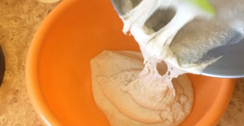 1. Этап. Постная плетенка из 7 жгутов: 2. Переложите опару в миску тестомеса, добавьте воду комнатной температуры и перемешайте. Добавьте любое растительное масло, соль и сахар. Добавьте просеянную пшеничную муку и замесите тесто в течение 5 минут на 2 скорости.