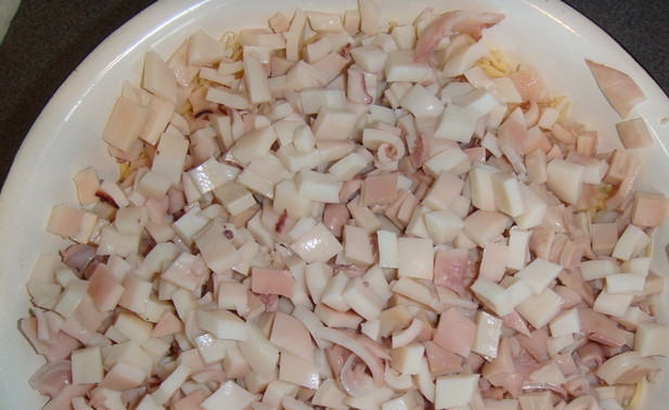 1. Этап. Салат Снегурочка: 2. Затем нарезаем их кубиками. Для этого салата такая шинковка лучше всего.
