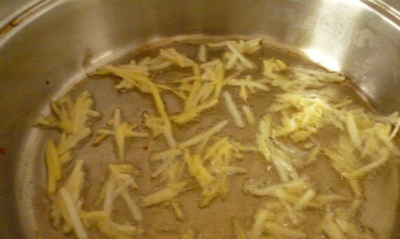 1. Этап. Салат Гнездо глухаря с грибами: Обжарьте картофель до золотистой корочки в масле по порциям на среднем огне.