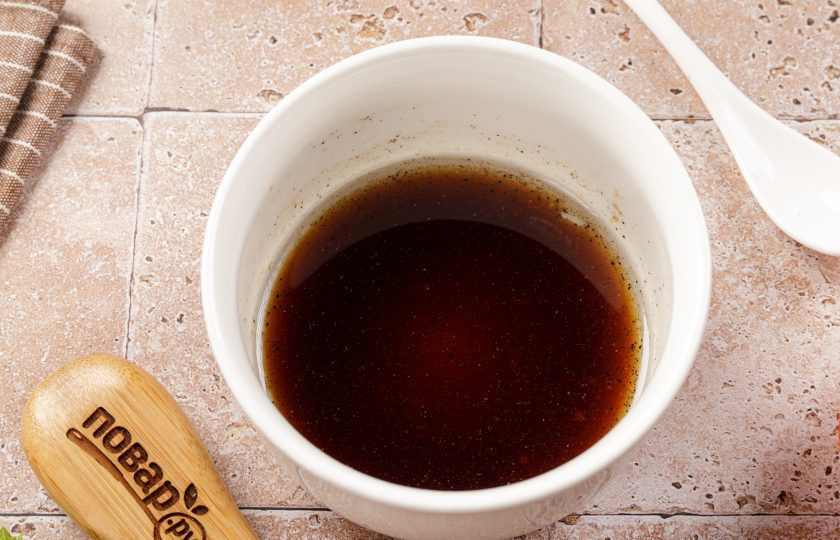 1. Этап. Салат с сыром, помидором и соевым соусом: В небольшой мисочке соедините растительное масло и соевый соус. Добавьте соль и перец по вкусу. Перемешайте.