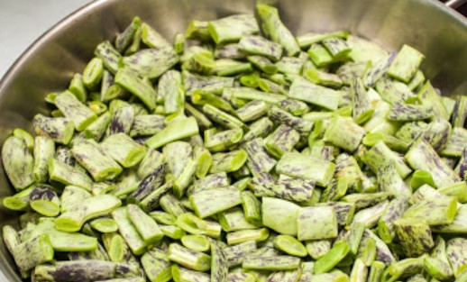 1. Этап. Баранина со стручками фасоли и яйцом: Баранье филе нарезаем порционными кусочками, присыпаем специями и оставляем на 20 минут. Стручковую фасоль размораживаем, промываем, обсушиваем и нарезаем небольшими кусочками.