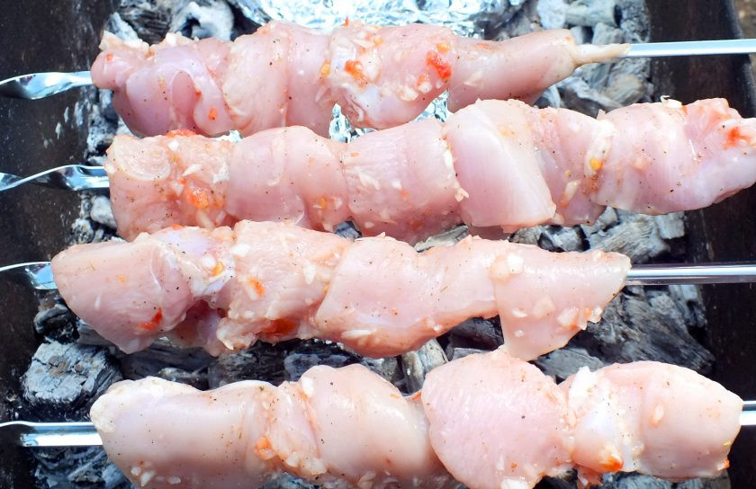 1. Этап. Шашлык из курицы с луком: Переложите шампуры на мангал. Обжаривайте шашлык, периодически переворачивая.