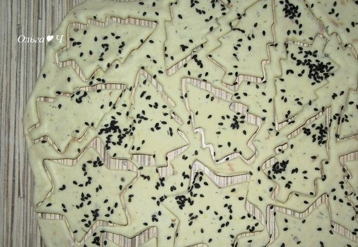 1. Этап. Картофельные крекеры с тунцом Новогодний хруст: Вырежьте фигурки.