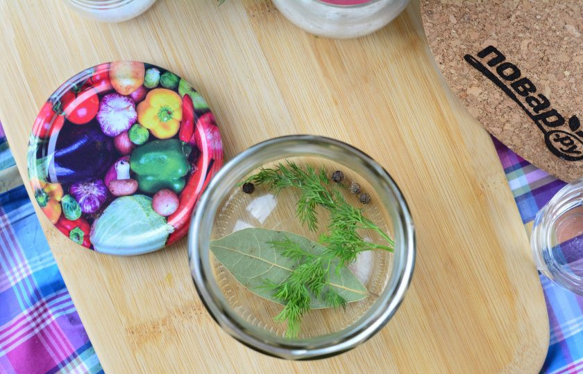 1. Этап. Огурцы с семенами горчицы: На дно банок выложите укроп, перец горошком и лавровый листик.